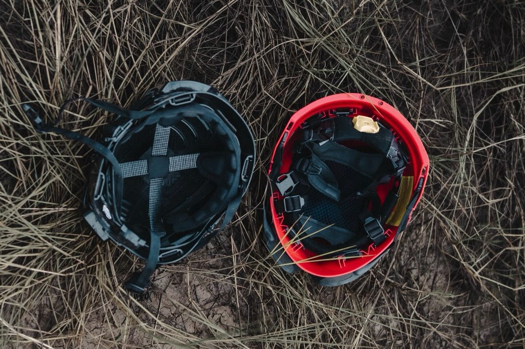Capacetes utilizados por equipes de combate a incêndios.