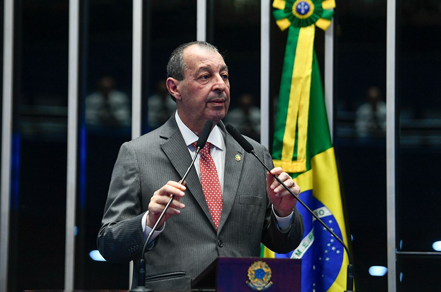 Omar Aziz durante ato oficial.