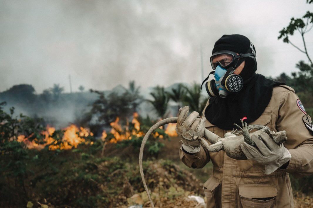 Bombeiro utiliza proteção respiratória durante o combate ao incêndio.